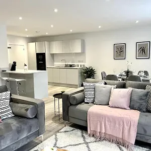 luxury-3-bed-house-w-parking-garden-1.tophotelsbath.com/