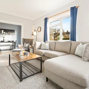 stylish-convenient-4br-house-w-garden-parking.tophotelsbath.com/