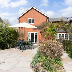 luxury-cheltenham-home-with-ev-charger-lechampton-hills.tophotelsbath.com/