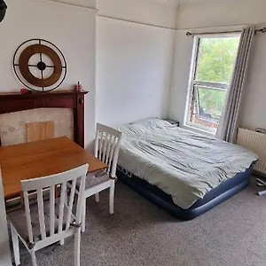 1-bed-entire-studio-flat-10-min-from-city-centre.hotelsin-chester.com/