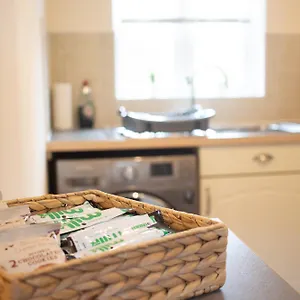 large-2-bed-sleeps-6-free-superfast-wifi-and-free-parking.exeterhotels.net/